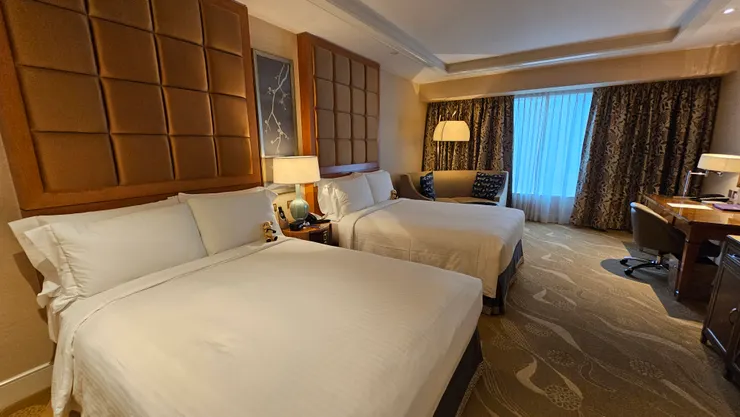 我懷疑我們有被澳門康萊德酒店升等!這雙人房的床也未免太大了!讚讚讚!