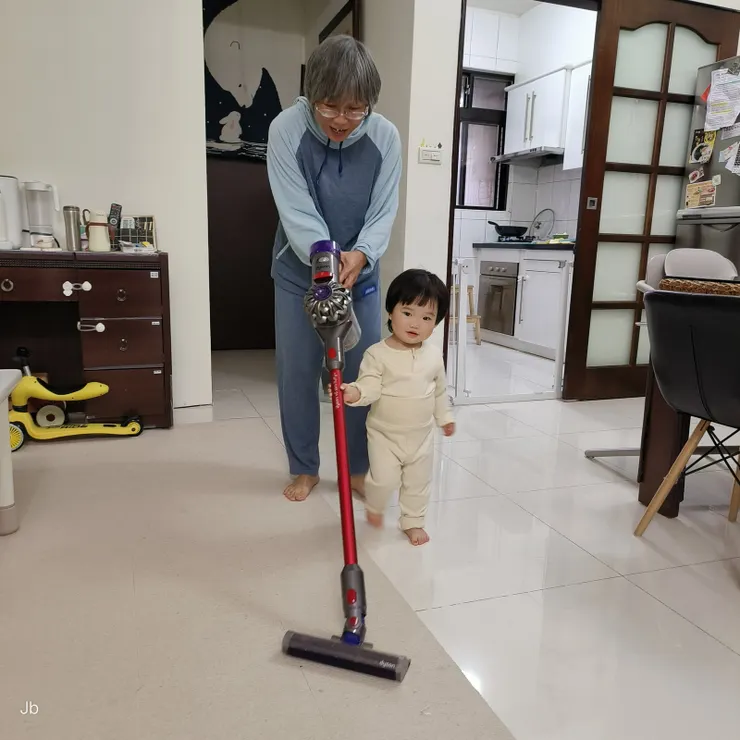 【小傢伙作息正常好帶出乎意料！我會幫忙奶奶吸地。】