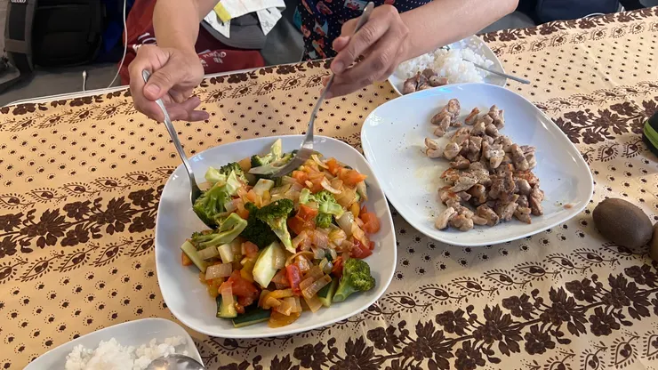 簡單的菜色滿足了旅人的身心