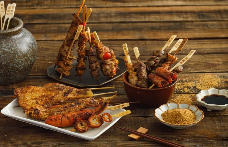 圖說：焦糖楓以獨特的漢方撒粉、搭配淡雅回甘醬汁調味，每支串燒堅持現烤不油炸，帶有甜鹹口感，越吃越涮嘴。（資料來源：焦糖楓）