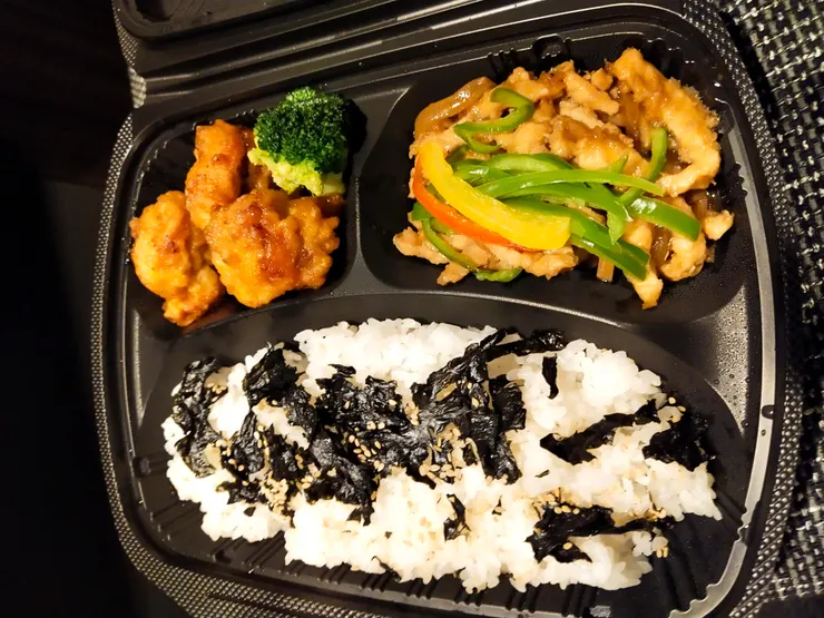 自由之丘車站附近某商場買的青椒肉絲便當，才612円