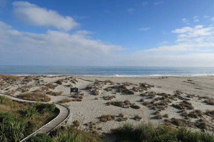 步道的起點有個瞭望台，可以眺望沙灘。看起來和墾丁有點像...