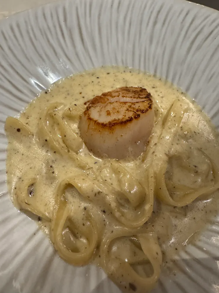 干貝松露奶油細麵也是經典菜色。