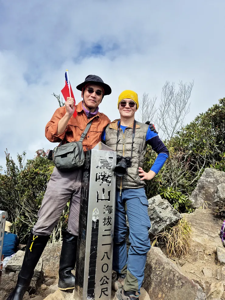 12:45登頂鳶山三角點，難得這次神腳鄭大參加，把握機會與他合影留念