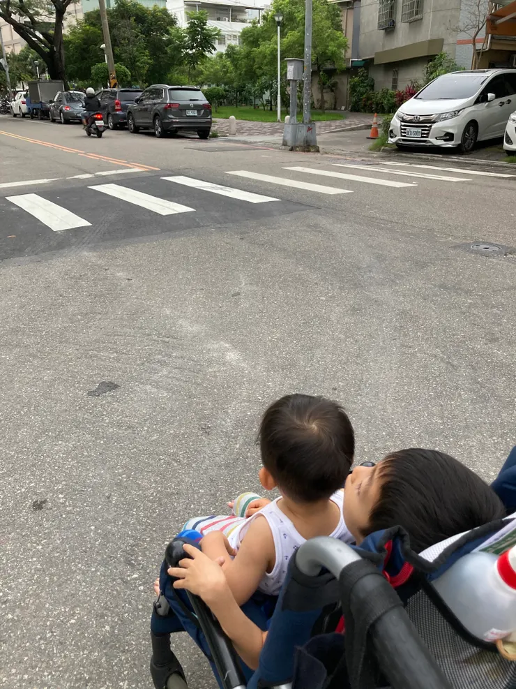 外出的硬體步行環境對於輪子族的友善度仍有待提供。