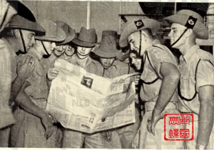第22特種空勤團“C中隊”士兵閲讀緊急狀態最新消息。- “The Straits Times Annual”，1st January 1953,Pg.80.