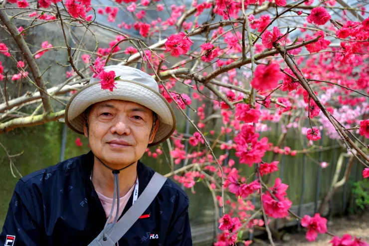 【陪月珠逛再在蟠桃前拍一張】