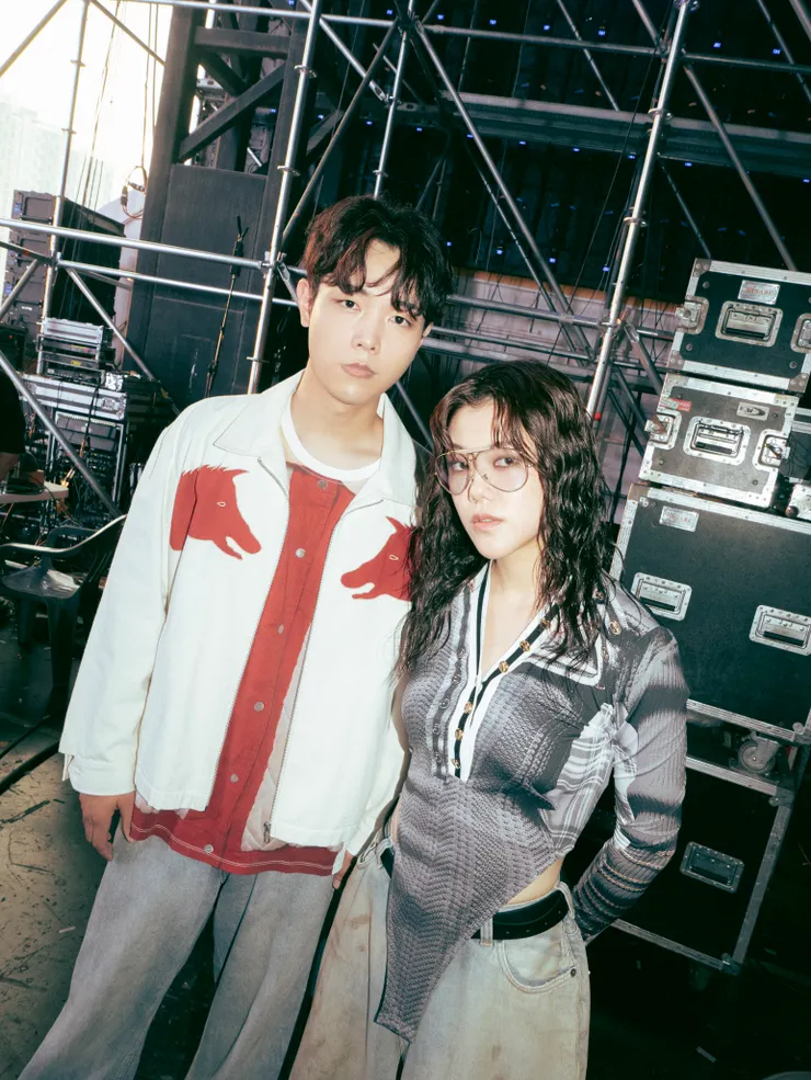 韓國樂團 SE SO NEON，右為 Soyoon 黃昭允，左為 Park Hyunjin。