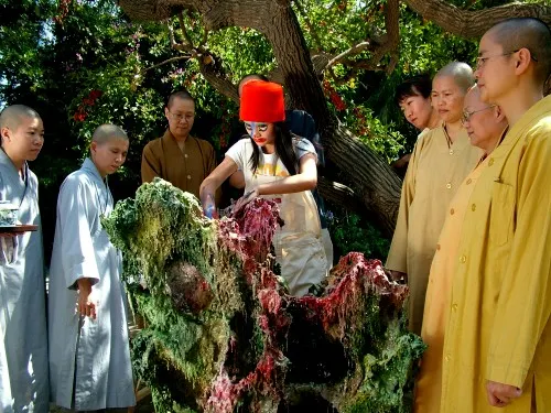 金巴義培珠以金剛舞的工巧智公眾雕塑「彩玉玄乎的作品」，其臉上的圖案係跳金剛舞時臉上所必須有的圖案。(圖由國際藝術出版社提供)