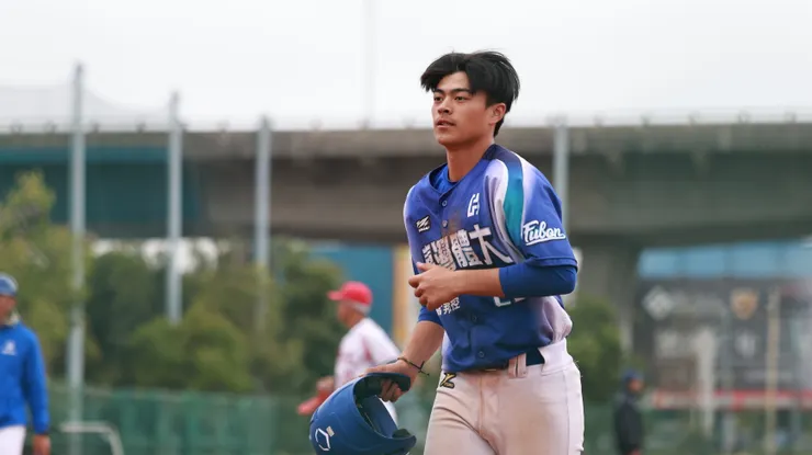 臺體黃騰威敲清壘安打