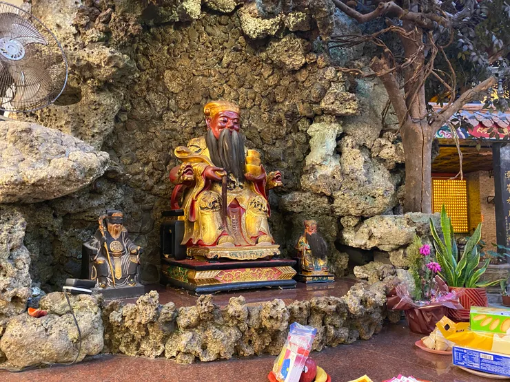 左邊的是最早的土地公,經過彩繪後,看起來像蝙蝠俠...