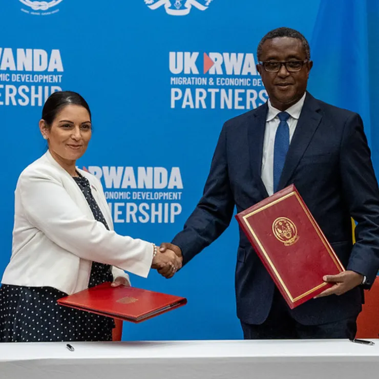 英國代表內政大臣Priti Patel與盧安達代表外交部長Vincent Biruta於2022年簽訂合作，同意將無合法文件的移民遣往盧安達。但日前被英國最高法院評定為非法的政策。
