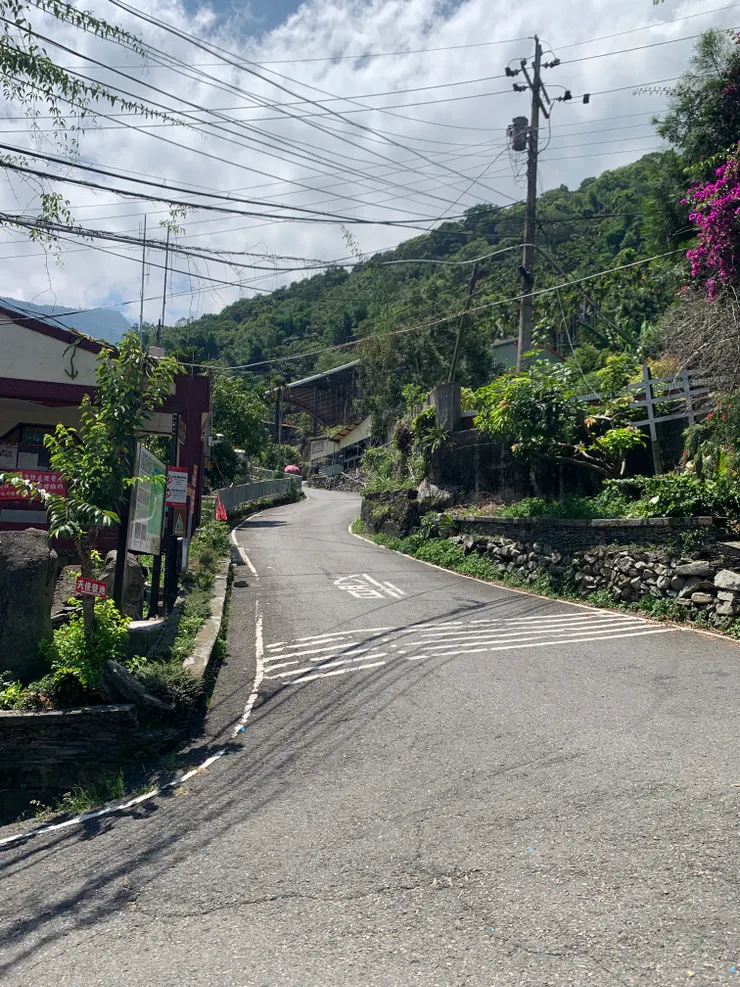 下車後沿著往上走就可以抵達七彩吊橋