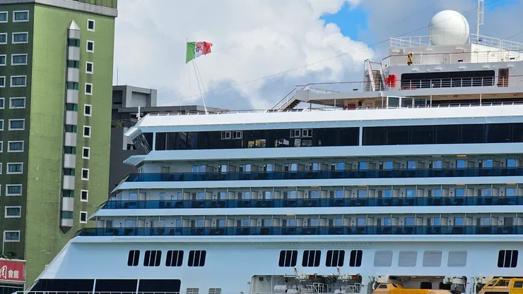 義大利的船就懸掛義大利的國旗!這面義大利國旗的中間還有圖案!不知道是不是特殊的航海旗幟?