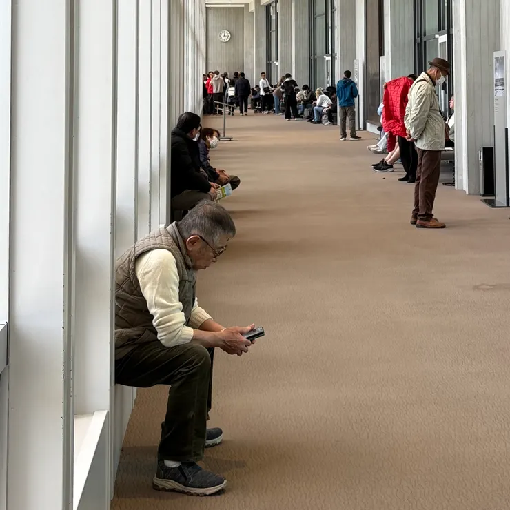 明亮的長廊，許多人在這兒稍作休息。