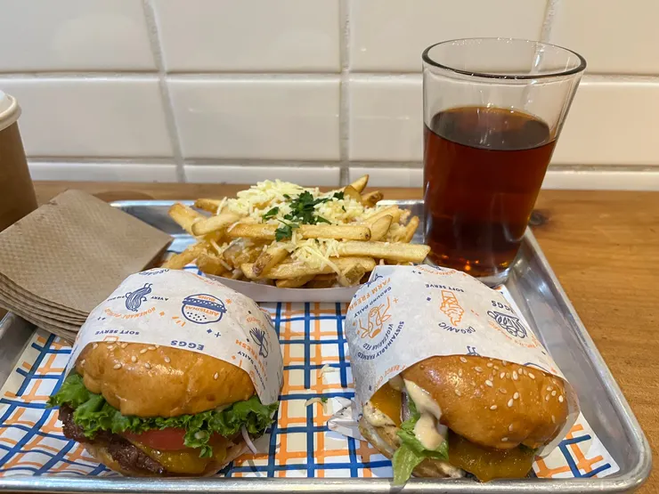 個人覺得 mini burger 的份量很剛好，大蒜薯條很蒜