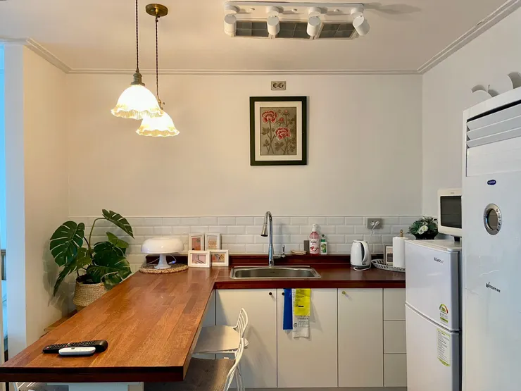 每天都在這張桌子化妝(還有加班🥲)｜弘大住宿推薦Junho's House