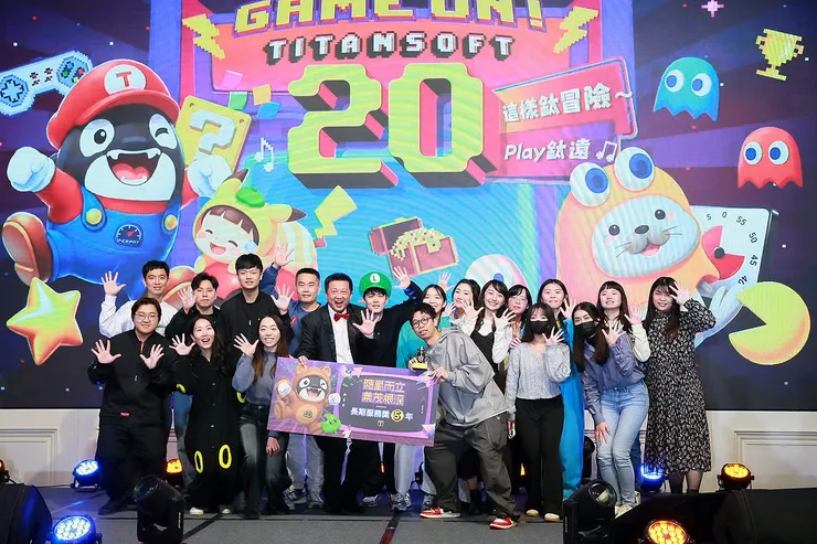 每年尾牙的舞台上，我們公開頒發長期服務獎，向夥伴表達感謝，同時見證他們在時間中完成的成長與轉變。