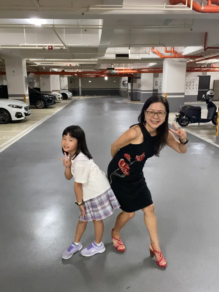 實際相差45年出生，但是我覺得我跟小姪女同樣年輕