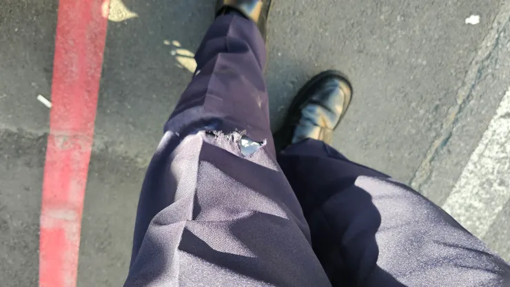 今天早上騎車上班途中發生車禍!我花3000元訂做的新工作長褲沒穿多久就壽終正寢了!