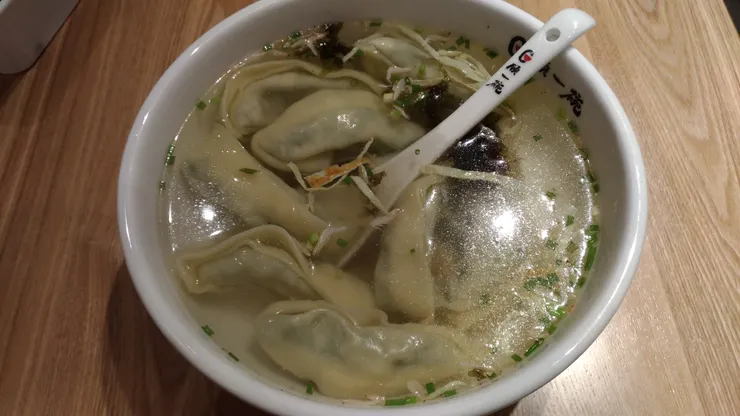顧一碗的上海老牌餛飩，蛋皮薄滑包裹蝦米與海帶，湯頭鮮美甘甜，餛飩大而扎實，搭配台灣少見的薺菜，滋味特別又讓人好奇想嘗試。
