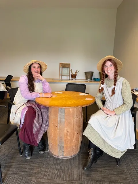 安妮和她的好朋友 Diana (由Heritage Place 的工作人員扮演）拍攝照片的時候，我還打趣問：Gilbert 呢？