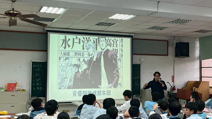 我開始武裝自己，翹課、打架成為日常，從原本的英文資優班，自我放逐到了放牛班，成績也一落千丈，那是另一段荒唐的歲月。