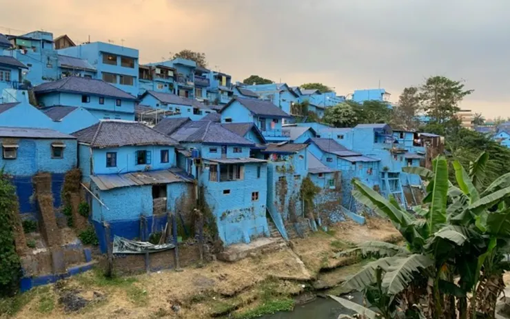 河岸邊 Kampung Tridi 藍色的另一邊