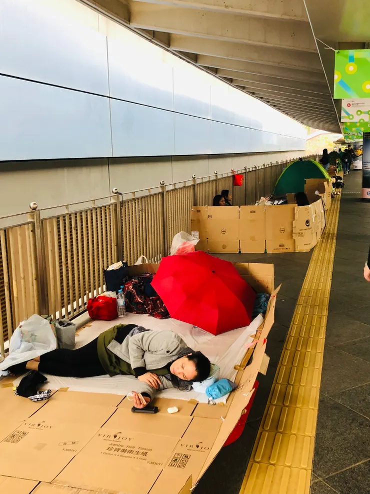 休息,只能在紙皮上