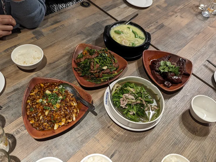 由左至右為魚香烘蛋、空心菜炒牛肉、海鮮豆腐煲、水蓮菜、醬燒豬肝