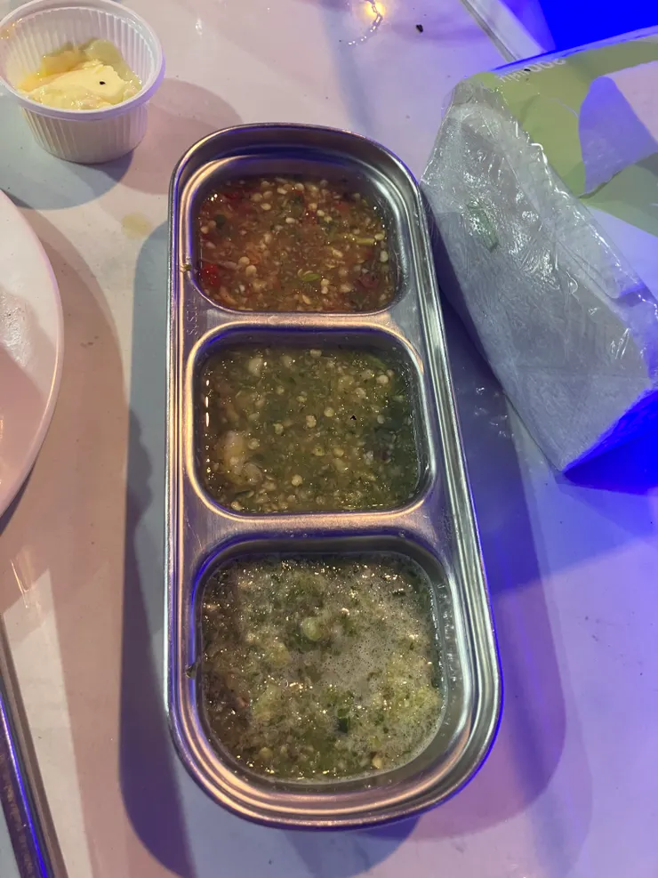 託隔壁桌當地人的福，我們也有醬料啦~