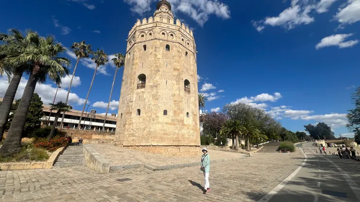 黃金塔倒印在河裡閃閃發光，金銀財寶都在這裡卸貨。