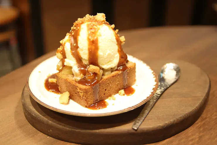 「鹽記憶」復刻呈現高雄鹽埕的繁盛風華，手工焦糖於香草冰淇淋上傾瀉而下，鬆軟肉桂磅蛋糕及焦糖蘋果丁更是絕配，神來一筆的台灣鹽之花則增添了豐富層次感。
