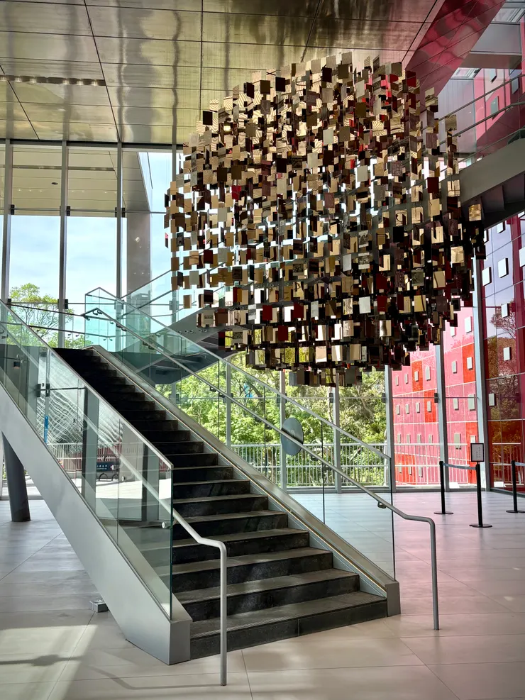 廳內入口設有一座球型玻璃裝置藝術，運用鏡子反射的視覺效果，呈現櫃內不同類型與形制的國家檔案意象。