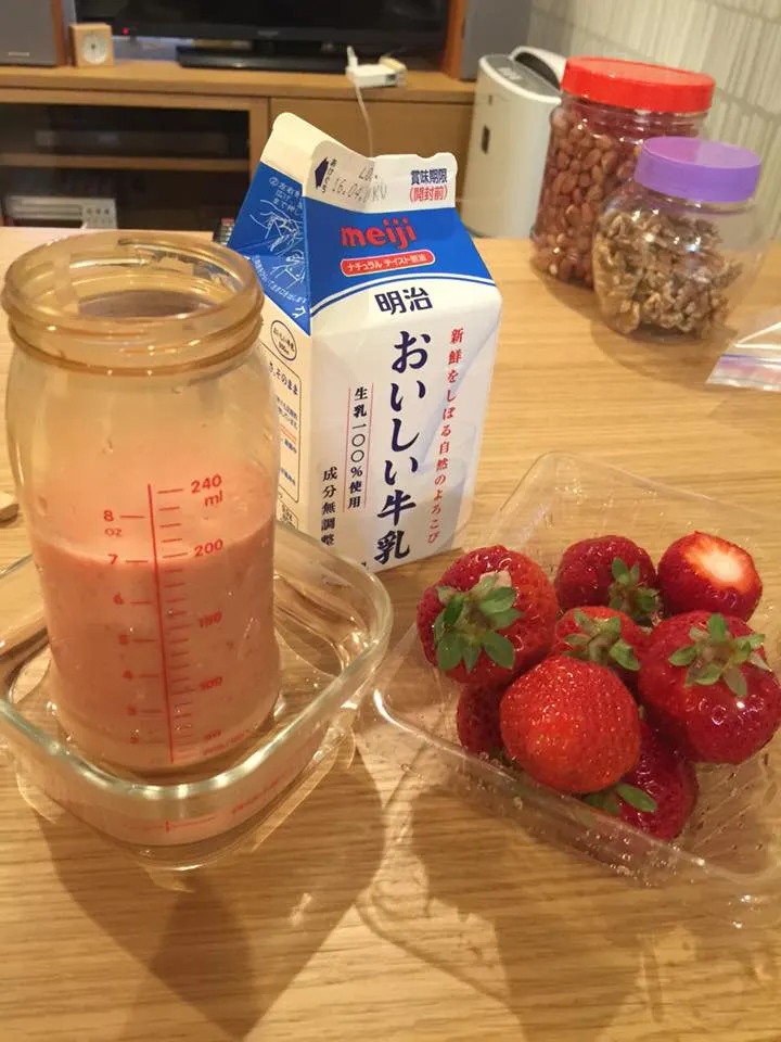 當地盛產的草莓加上新鮮牛奶打個果汁就很好喝。