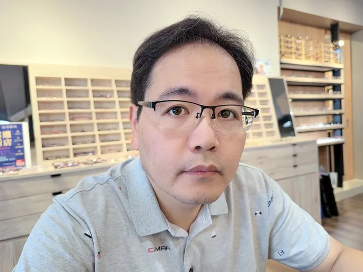 配戴新眼鏡後，閱讀說明書上的微小字體也毫不費力。