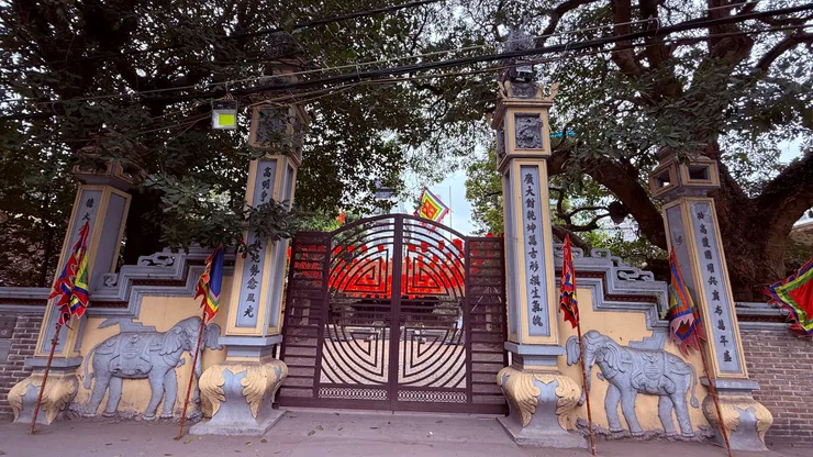 飯店附近的寺廟，越南電線很精彩。