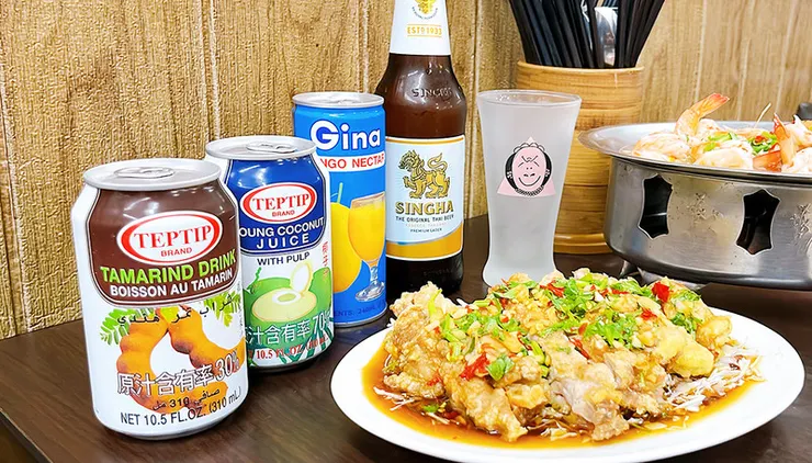 夏天小館經典椒麻雞料理，搭配泰國羅望子果汁、椰子水與 Singha 啤酒的組合。