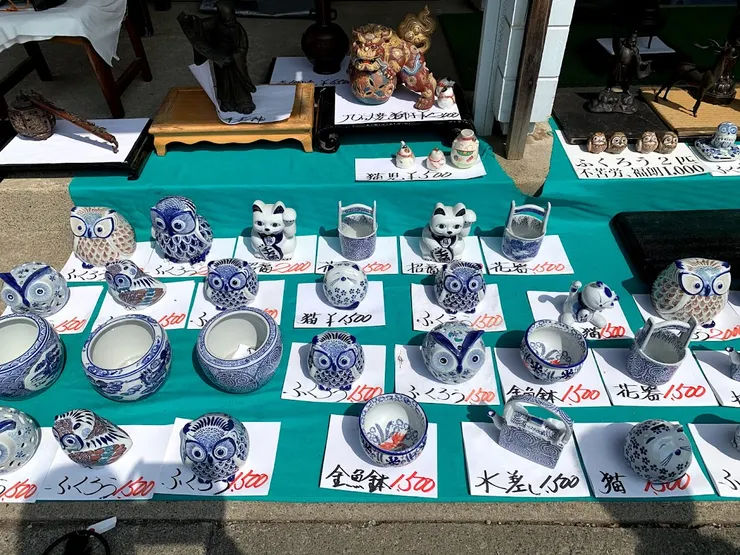 可愛的陶製貓頭鷹，守在富士山下的小攤，也許提醒著：幸福，也可以是靜靜陪伴的樣子。