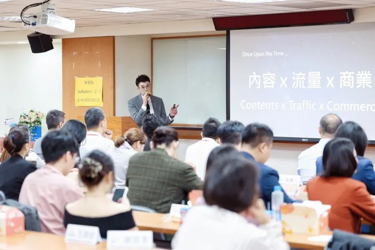 潘偉亷首席顧問於講座中持續提醒新創團隊和二代接班人：『商業勝負，其實是比犯錯速度的競賽。』須步步為營、以穩健步伐前進。新北市工業會新世代傳承聯誼會/提供