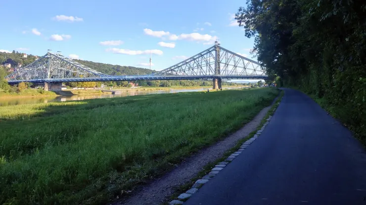 上個月搭了五十分鐘的船的終點，藍色驚奇大橋Blaues Wunder