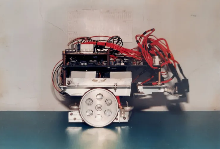 大四下畢業前，我與一位資工系同學，從無到有，利用三個半月打造的智慧電腦鼠，目標是參加全國第一屆電腦鼠走迷宮比賽，電腦鼠算是第零代的自動駕駛技術。雖沒得冠，但也練就一身好武藝，驗收大學四年的努力，終於可以出來闖蕩江湖了。