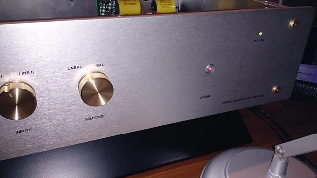 為了修飾機箱音量旋鈕的孔洞,找了一個小旋鈕塞入,在上面鑽孔後裝入 CD 訊號鎖定燈