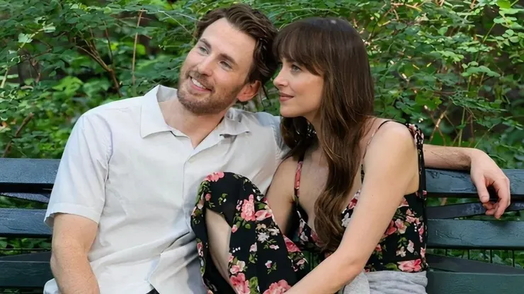 長椅上，他們終於在不完美裡找到能彼此依靠的位置。