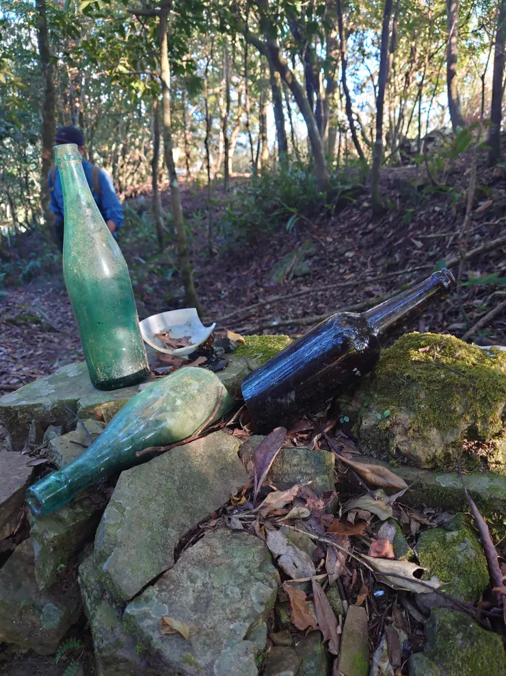 橫龍古道是日治台灣時代的理番警備道，因此保有駐在所相關遺跡，日常生或器具用品