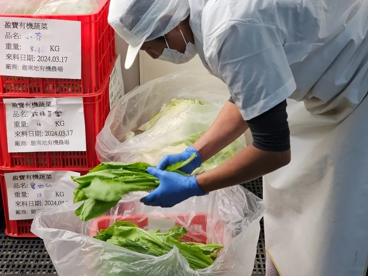 圖說：安心源於嚴選食材！倍力寵物健康食品採用當季有機蔬果製作寵糧，透過履歷溯源、產地直送，以高標準守護寵物食安。（資料來源：倍力寵物健康食品）