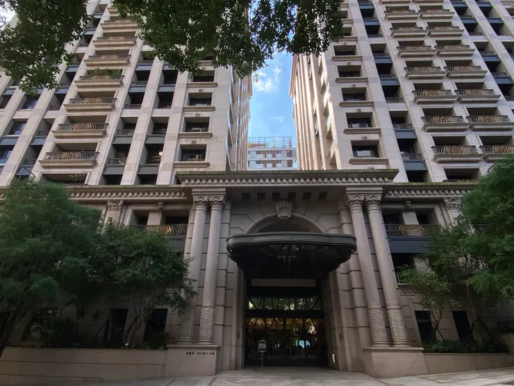 通過公園，正面豪宅是「忠順大院」