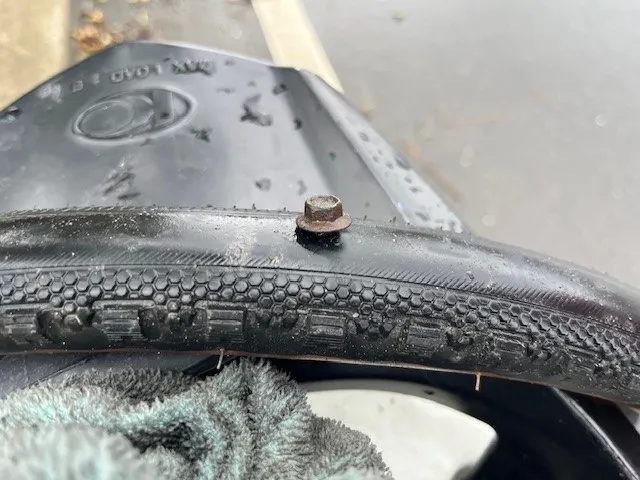 破輪了，這次連外胎一起換