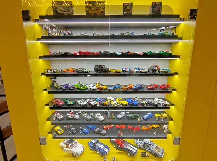 男孩們的夢幻車庫! 不論是F1賽車、經典古董車、美式肌肉車,還是各式工作車輛都有