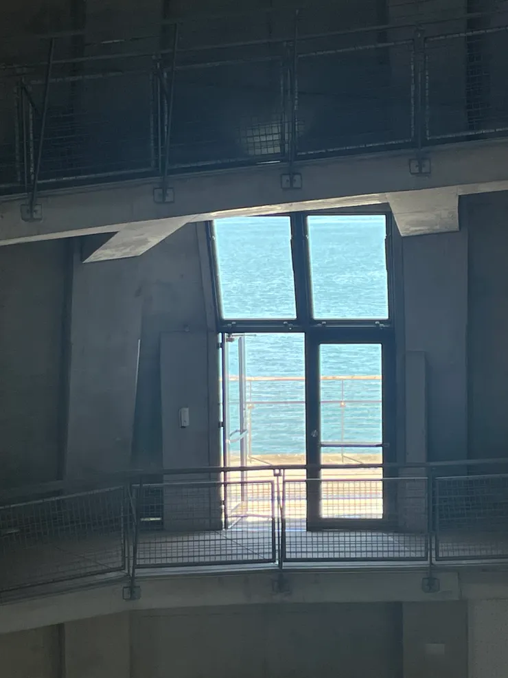 每隔一段就會有一個可以踏出去的小門